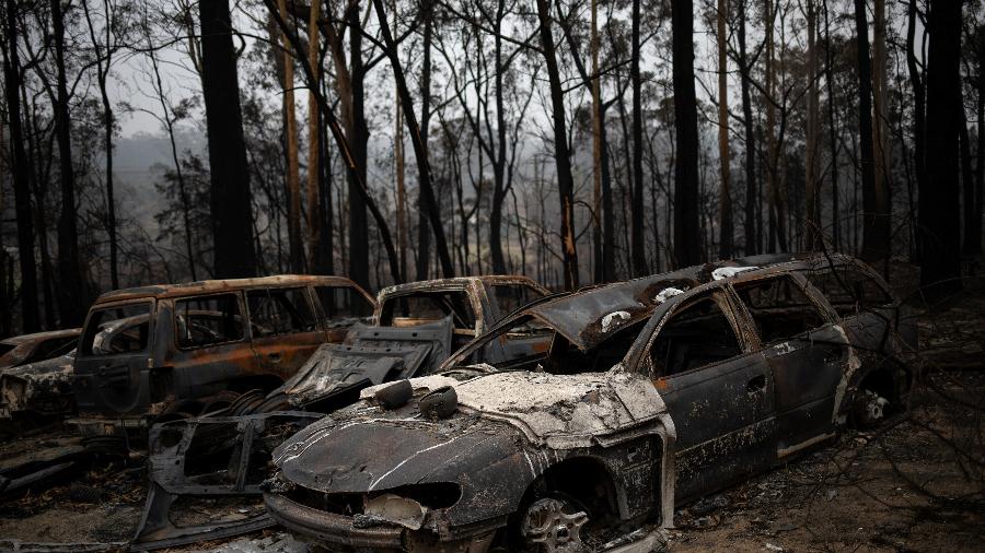 Carros destruídos por incêndio florestal no vilarejo de Mogo, na Austrália - ALKIS KONSTANTINIDIS