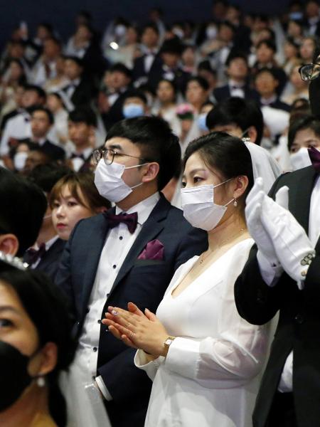 Casais usam máscaras de proteção participam de cerimônia coletiva de casamento em Gapyeong, na Coreia do Sul - Heo Ran/Reuters