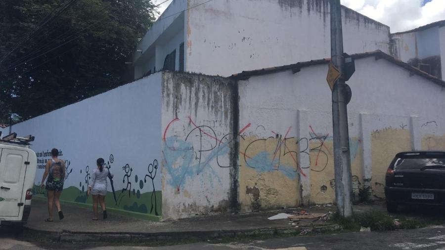 Pichação contra o PCC em muro de escola em Fortaleza - Luís Adorno/UOL
