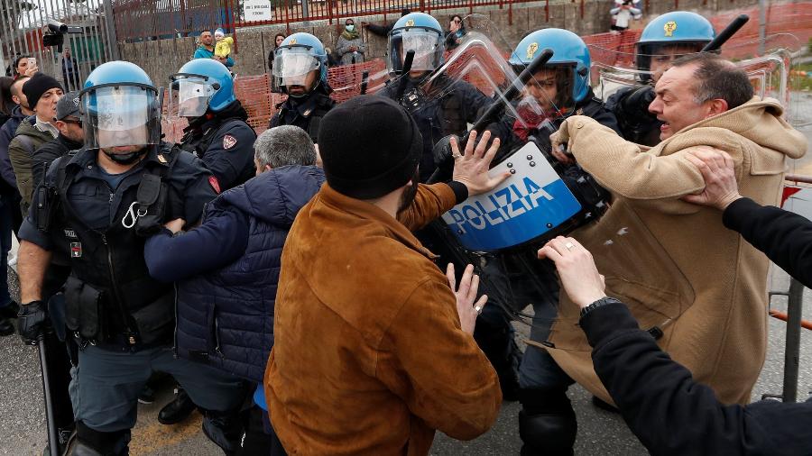 9.mar.2020 - Parentes de presos entram em confronto com a polícia em frente à prisão de Rebibbia, na Itália - Yara Nardi/Reuters