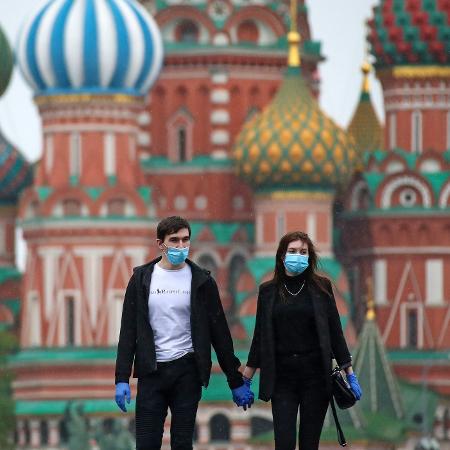 12.mai.2020 - Jovens andando nas ruas de Moscou, na Rússia, durante pandemia - Valery Sharifulin / TASS