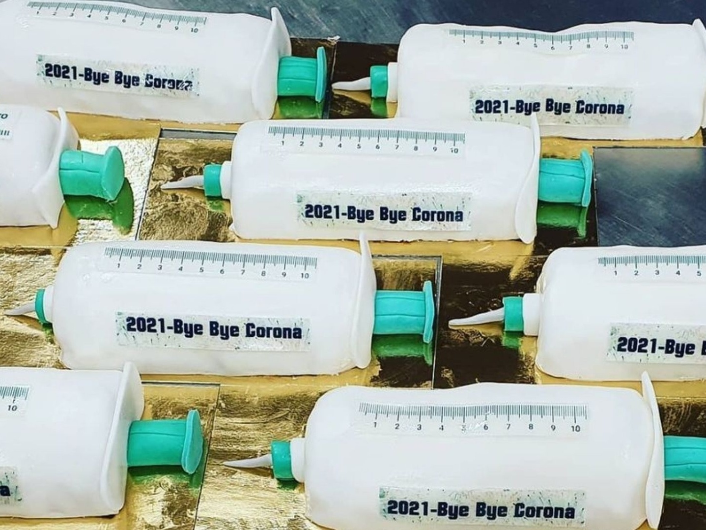 Padaria faz sucesso com bolos em formato de vacina da covid