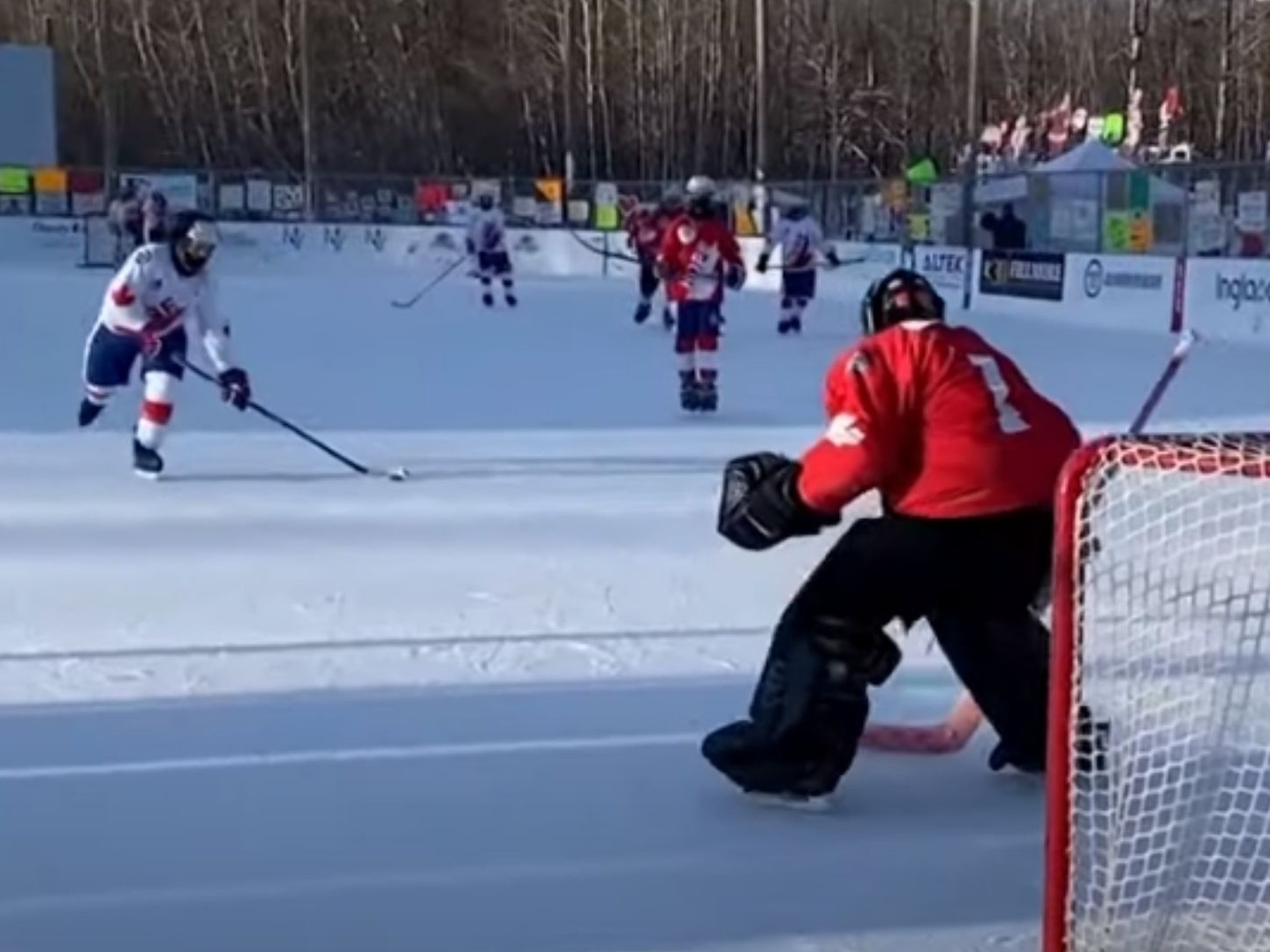 Assistir a um jogo de hóquei no gelo no Canadá - 2023