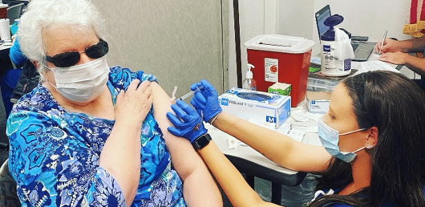 Enfermeira vacina as duas avós | EUA: profissional estava há meses sem vê-las por causa da covid-19