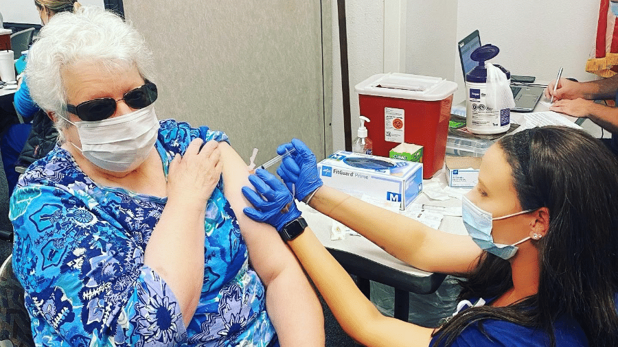 Megan aplicando a primeira dose de vacina da Moderna em "Gramma" - Reprodução/Megan Patterson/People