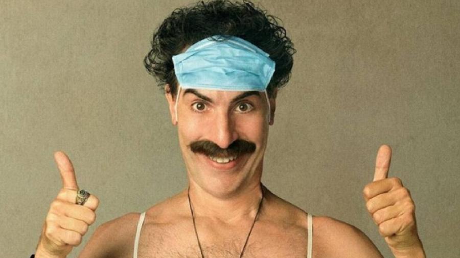 Sei, parece o ator Sacha Baron Cohen no papel de Borat, né? Engano. É Ernesto Araújo ensinando ao mundo como se usa uma máscara  - Reprodução