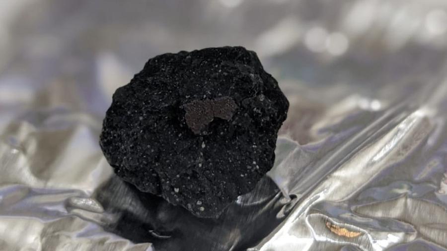 Um pedaço do meteorito que caiu no Reino Unido e pousou próximo à fachada de uma casa em Wichcombe - Divulgação/Museu de História Natural de Londres