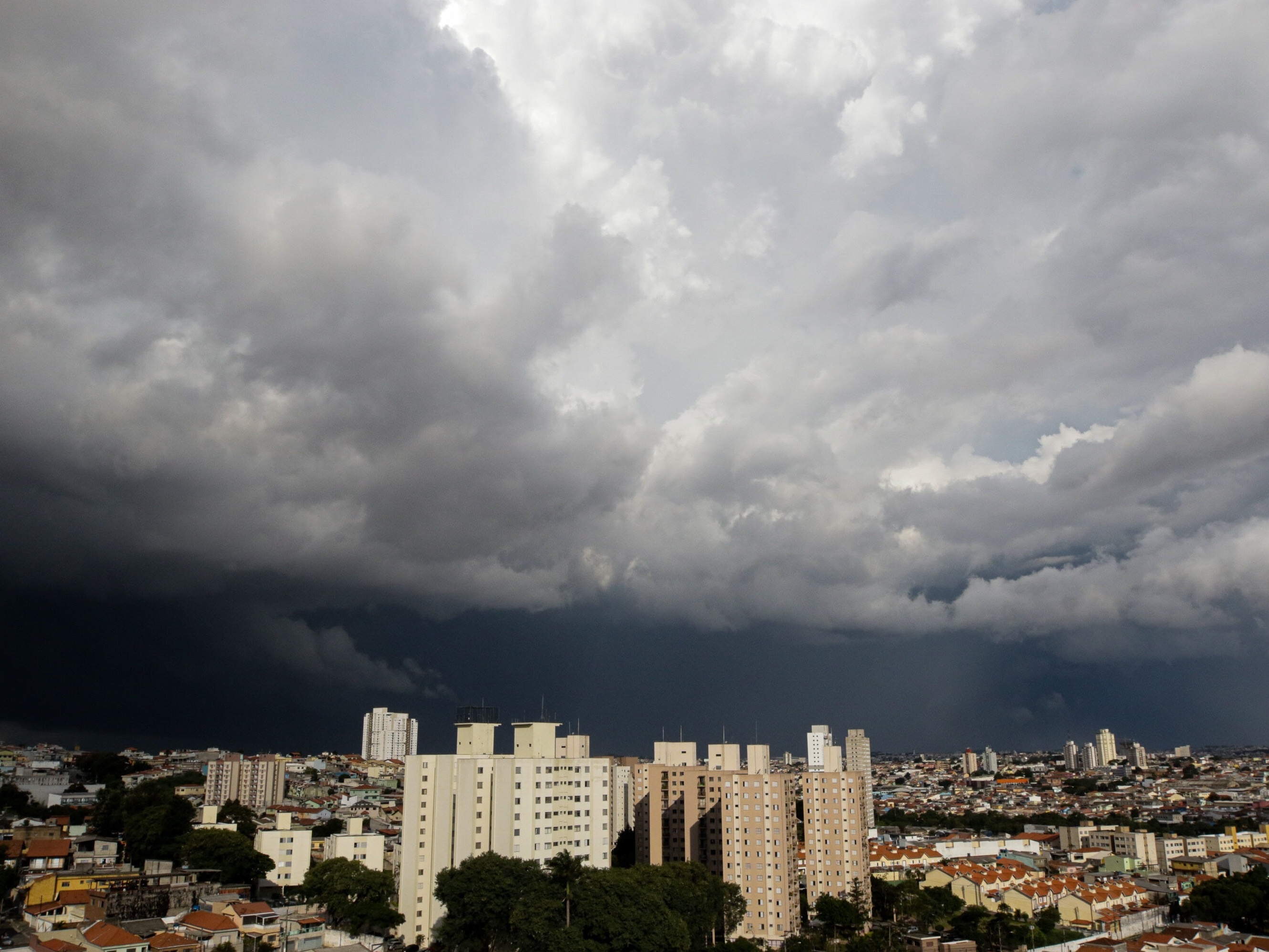 São Paulo entra em estado de atenção para alagamentos, diz CGE - 18/11/2020  - UOL Notícias