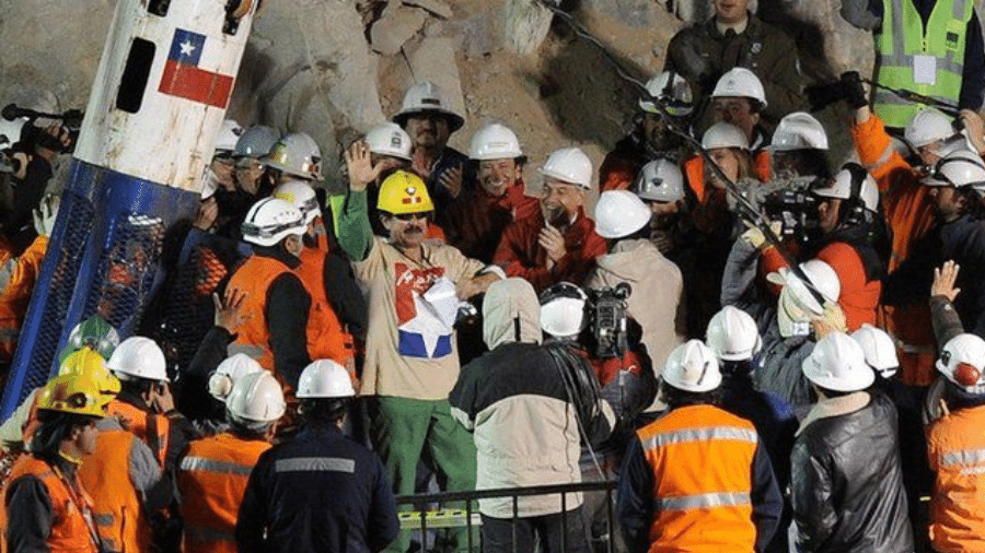O mineiro Juan Illanes, o terceiro mineiro a ser resgatado da mina San José, no Chile, em 2010 - GETTY IMAGE
