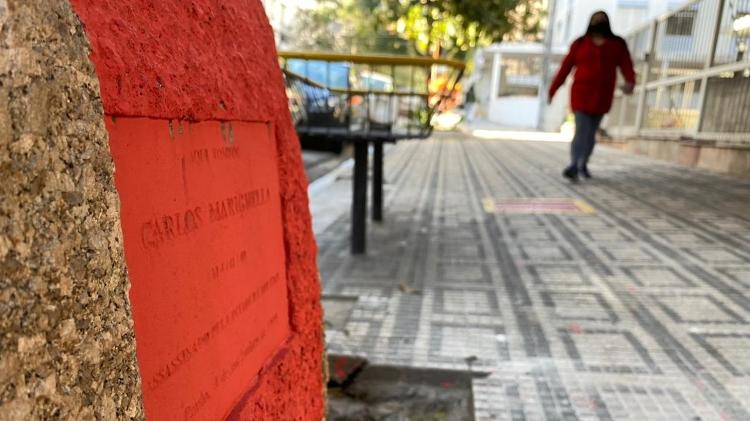 30.jul.2021 - Polícia investiga se há ligação entre incêndio a estátua de Borba Gato com pichação a monumento em homenagem ao guerrilheiro Carlos Marighella nos Jardins, zona oeste de São Paulo - Herculano Barreto Filho/UOL - Herculano Barreto Filho/UOL