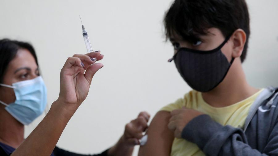 17.set.2021 - Adolescente de 14 anos é vacinado contra a covid-19 no Rio de Janeiro - Ricardo Moraes/Reuters