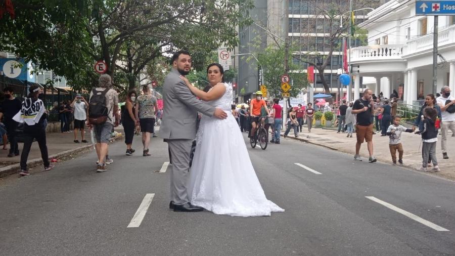 Recém-casados fazem ensaio de fotos na avenida Paulista em meio a protesto contra Bolsonaro: "Não sabíamos" - Vinícius Vieira / Colaboração para o UOL