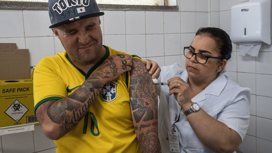 Brasil já ultrapassou EUA na percentagem de cidadãos com a primeira dose da vacina que protege contra a covid-19 - GETTY IMAGES