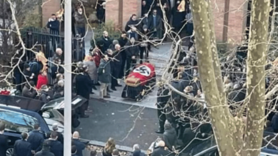 Vídeo mostra caixão coberto com bandeira e participantes fazendo saudação nazista durante funeral de militante do movimento de extrema-direita italiano - Reprodução