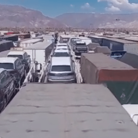 Caminhões brasileiros retidos na fronteira Argentina - Chile - Reprodução