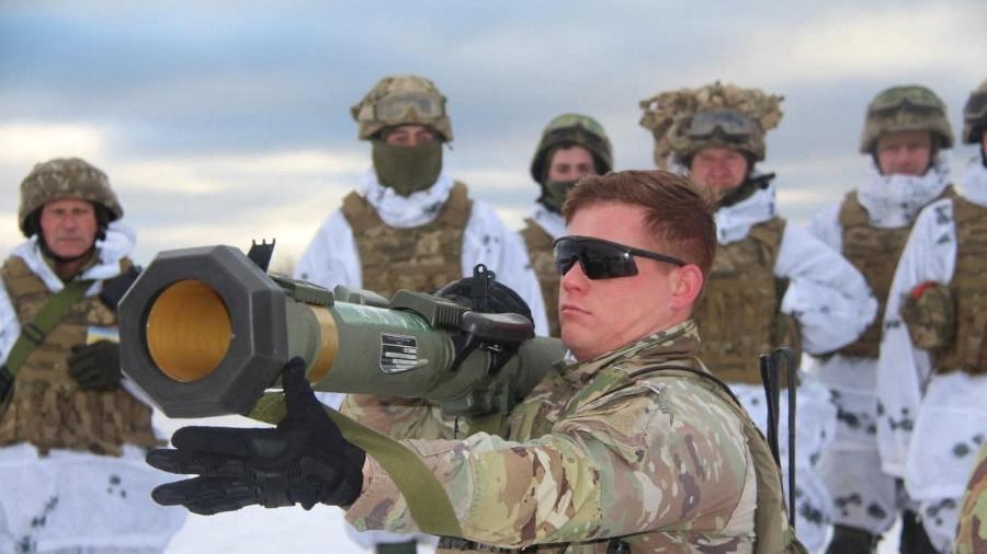 30.jan.2022 - Instrutor do exército dos EUA  treina membros do serviço ucraniano para operar com o lançador de granadas em um campo de tiro na região de Lviv, Ucrânia - The Ukrainian Ground Forces/Handout via Reuters