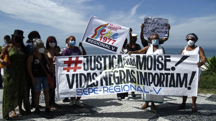 05.fev.22 - Manifestantes se reuniram em frente ao quiosque Tropicália, na Barra da Tijuca, para pedir Justiça pelo assassinato do congolês Moïse Mugenyi Kabagambe - LORANDO LABBE/ESTADÃO CONTEÚDO