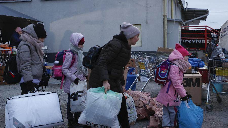 Cidadãos ucranianos cruzam a fronteira ucraniana-polonesa devido à crise de guerra russo-ucraniana, em 02 de março - Abdulhamid Hosbas/Anadolu Agency/ Getty Images