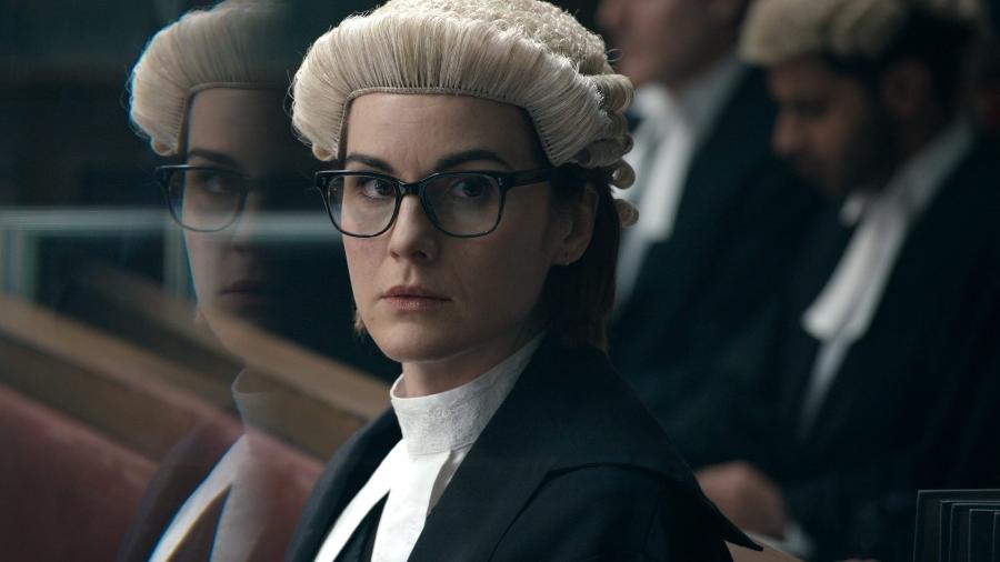 A minissérie "Anatomia de um Escândalo" trouxe à tona a discussão sobre o uso de perucas, em pleno século 21, por parte de advogados e juízes britânicos - Reprodução / Netflix