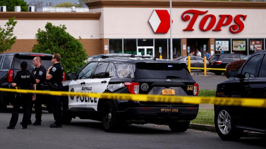 Policiais isolam supermercado alvo de ataque de atirador em Buffalo, no estado de Nova York - STRINGER/REUTERS