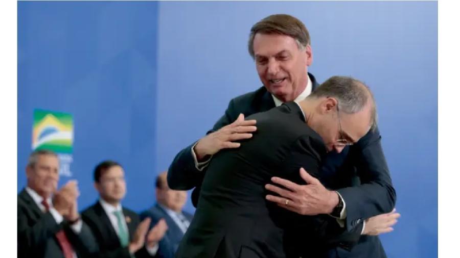 Ministro André Mendonça (STF) abraça o presidente Jair Bolsonaro (PL) - Carolina Antunes/PR