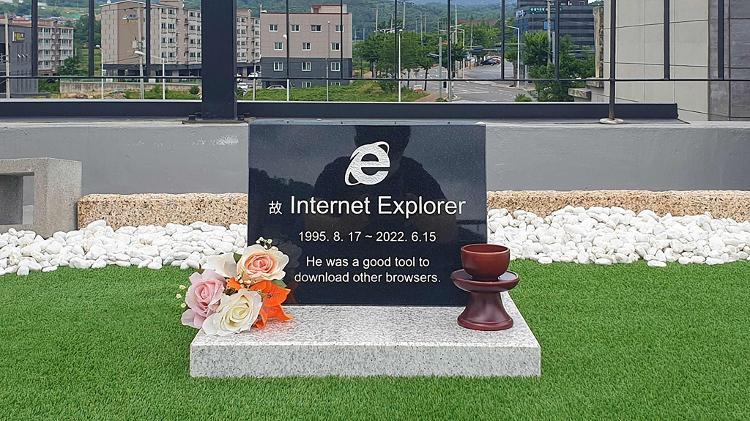 Foto mostra túmulo do Internet Explorer no rooftop de um café na Coreia do Sul; escrito em inglês na lápide diz: "ele era uma boa ferramenta para baixar outros navegadores" - AFP/Cortersia de Kiyoung Jung - AFP/Cortersia de Kiyoung Jung