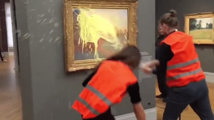 Os ativistas arremessaram purê de batata na obra de Monet e depois colaram suas mãos na parede da galeria - Reprodução/Redes Sociais