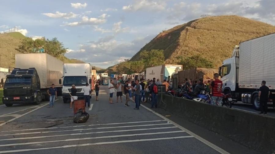 31.out.22 - Caminhoneiros bloqueiam Via Dutra em protesto à eleição de Lula no domingo (30) - Reprodução/Twitter