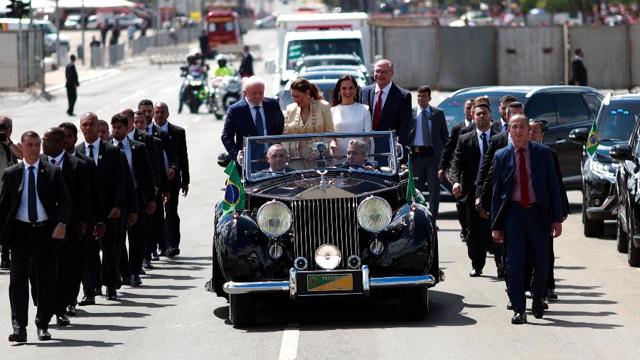 01.jan.2023 - Lula desfila no Rolls-Royce em companhia do vice-presidente, Geraldo Alckmin - Ueslei Marcelino/Reuters