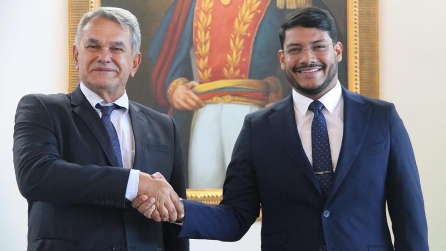 Diplomata Flávio Macieira, a esquerda, chegou ontem (18) à Venezuela - 18.jan.2023 - Reprodução/Twitter/RanderPena