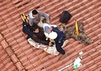 Ciclone: Mulher e bebê são resgatados de telhado de casa; veja - Divulgação/PRF-RS