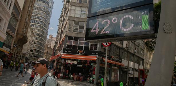 Pedestres enfrentam forte calor na região central de São Paulo nesta terça (14)