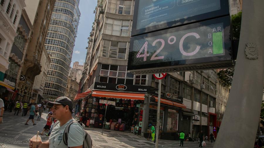 Pedestres enfrentam forte calor na região central de São Paulo, na tarde desta terça-feira (14)