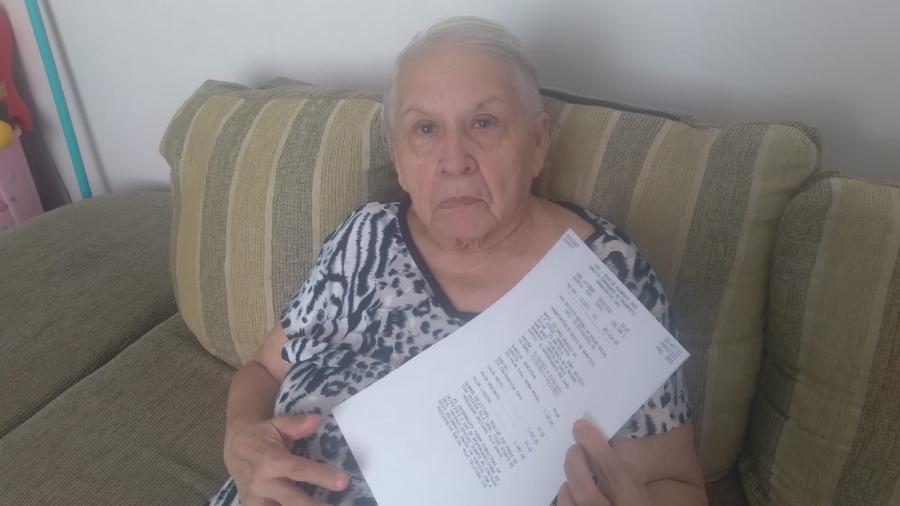 Hilda Machado, 80, segurando o extrato do INSS 