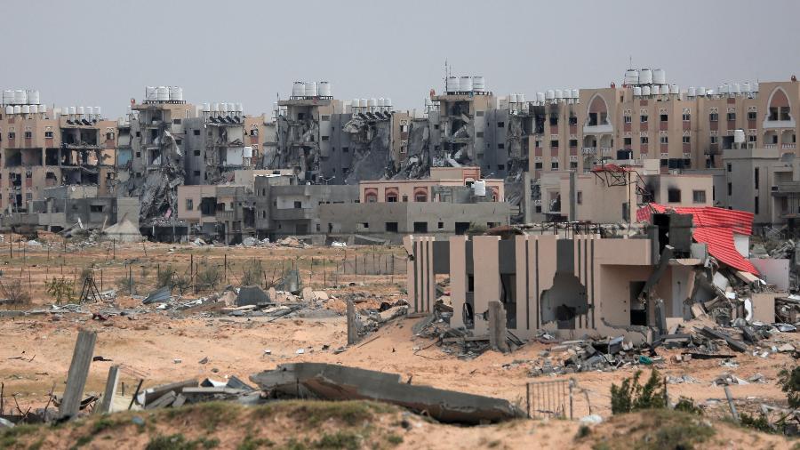 Uma visão geral mostra edifícios danificados na área ao redor do hospital Nasser em Khan Yunis, no sul da Faixa de Gaza, em 24 de março de 2024