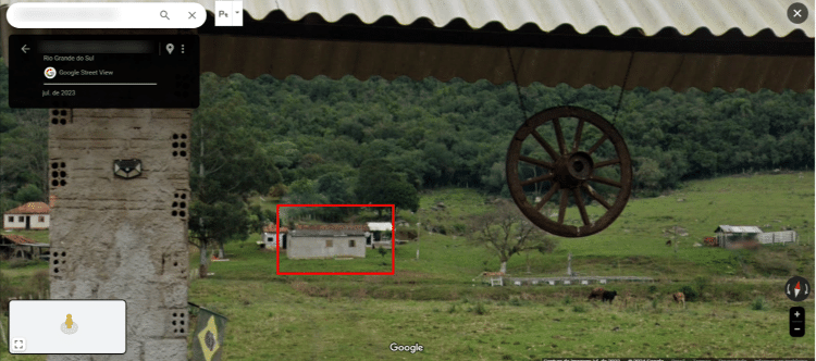 Apesar da diferença na cor, imagem captada pelo Google Street View em julho de 2023 mostra a mesma casa na zona rural de Arroio dos Ratos. Ao fundo, o cerro onde o autor disse ter se abrigado, que também aparece no vídeo dele