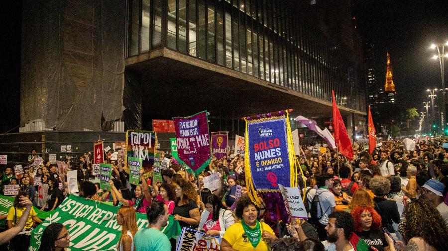Avenida Paulista, em São Paulo, teve protesto nesta quinta-feira (13) contra o projeto de lei que equipara aborto de gestação acima de 22 semanas a homicídio