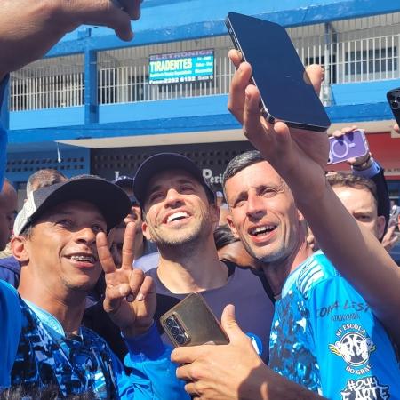 Pablo Marçal faz foto com apoiadores em campanha em Cidade Tiradentes, zona leste de São Paulo