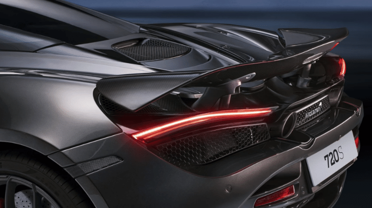 Detalhe da traseira da McLaren 720S Coupé. Potência do motor é incrível, atingindo 100 km/h em poucos segundos