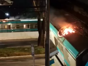 Trem da ViaMobilidade pega fogo em São Paulo e assusta passageiros; veja