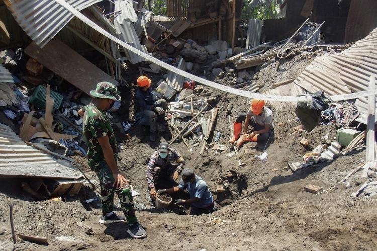 04.nov.24 - Membros de uma equipe de resgate procuram vítimas na vila de Klatanlo, em East Flores Regency, East Nusa Tenggara