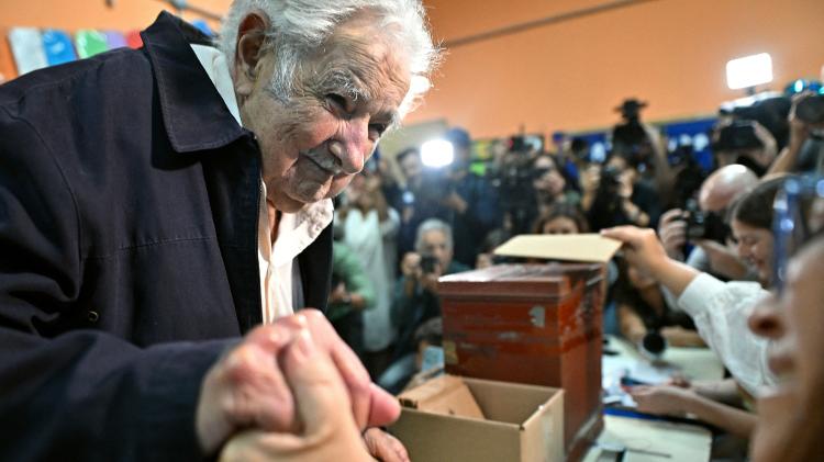 Ex-presidente Uruguai, Pepe Mujica vota neste domingo (24)