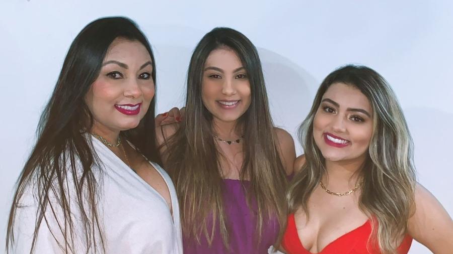 Anna Karla Oliveira Lima, 24, com a mãe Lázara Agda, 50, e a irmã mais velha Lázara Karen, 31: a família segue tradição de nomear o primeiro filho de Lázaro ou Lázara para seguir promessa feita há mais de 200 anos