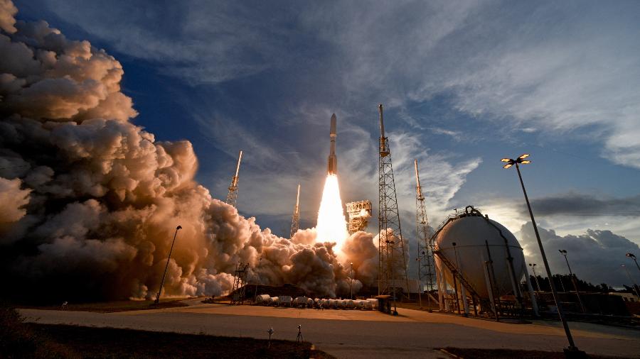 28.abr.2025 - Foguete Atlas V, da United Launch Alliance, é lançado com sucesso com rede de satélites Project Kuiper, da Amazon; empresa quer concorrer com Starlink em internet por satélite