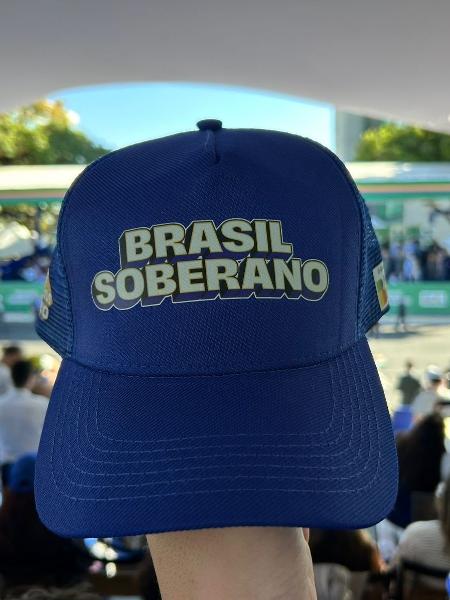 Boné "Brasil soberano" distribuído pelo governo federal no 7 de Setembro de Brasília Boné "Brasil soberano" distribuído pelo governo federal no 7 de Setembro de Brasília