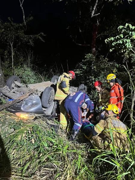 O motorista perdeu o controle da direção e o veículo capotou na rodovia MG-238.