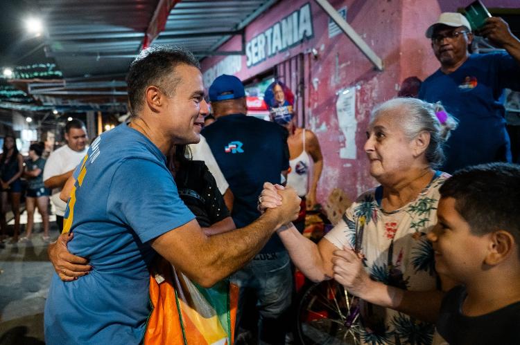 22.set.2026 - Renan durante caminhada no bairro do Prado, em Maceió 22.set.2026 - Renan durante caminhada no bairro do Prado, em Maceió