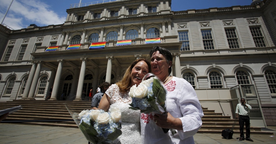 26.jun.2015 - Sarah Joseph (à direita) e Katrina Council chegam para se casar na prefeitura em Nova York (EUA). A Suprema Corte, a mais alta instância da Justiça norte-americana, decidiu que casais homossexuais devem ter os mesmos direitos que os casais heterossexuais. Na prática, está legalizado o casamento civil gay nos Estados Unidos