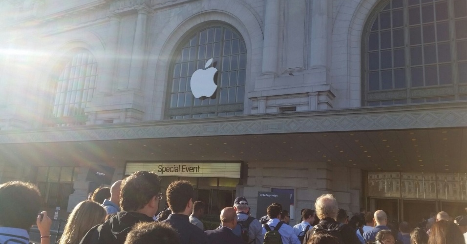 9.set.2015 -  Multidão começa a formar fila para ingressar no auditório Bill Graham Civic, na Califórnia (EUA), para participar da conferência anual da Apple. No evento, a empresa deve lançar os novos iPhones, além de um iPad maior, uma nova versão do Apple TV, bem como outros serviços