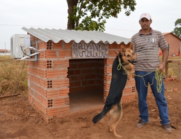 O autônomo Wyomar Ramos de Araújo, 39, e sua cachorra, Hana, que ganhou um ar-condicionado na sua casinha em Tocantins - Guaraí Notícias